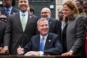 Mayor de Blasio raises minimum wage for more workers in city